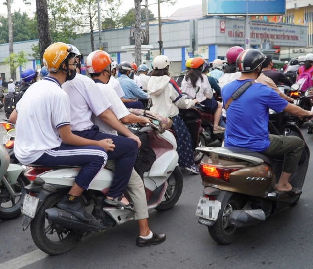 Phụ huynh xem thường mạng sống của con, học sinh vô tư chạy xe máy đến trường - Ảnh 9.