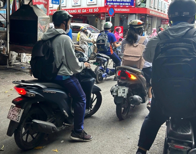 Phụ huynh xem thường mạng sống của con, học sinh vô tư chạy xe máy đến trường - Ảnh 1.