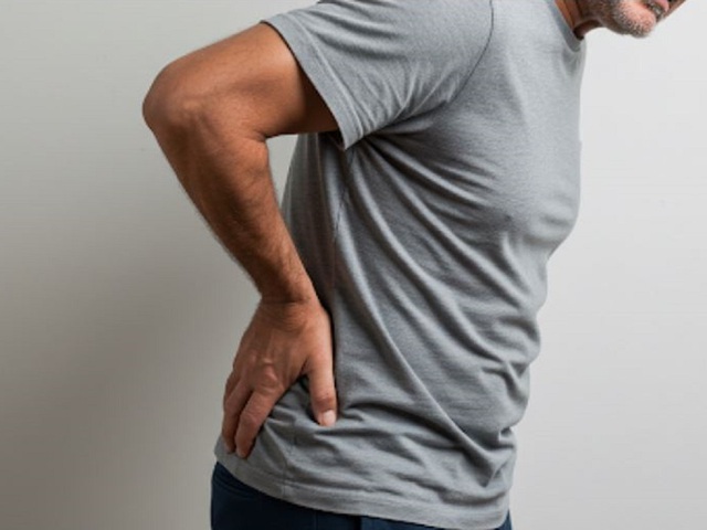 5 nguyên nhân ít người ngờ tới làm yếu cột sống - Ảnh 1.