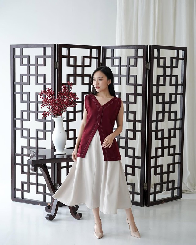 Hạ nhiệt ngày hè với những chiếc áo xẻ tà đầy tôn dáng - Ảnh 3.