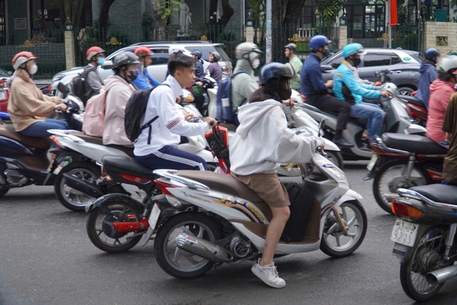 Phụ huynh xem thường mạng sống của con, học sinh vô tư chạy xe máy đến trường - Ảnh 4.