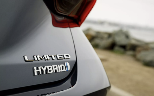 Nhu cầu với ô tô hybrid gia tăng, Toyota sản xuất không kịp để bán - Ảnh 1.