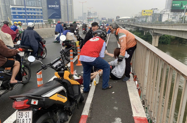 Mưa bất chợt, đường trơn trượt: Lái xe máy thế nào để đảm bảo an toàn? - Ảnh 1.