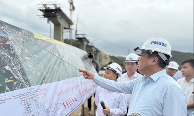 Bộ trưởng Bộ Xây dựng kiểm tra dự án cao tốc Bắc - Nam qua Phú Yên- Ảnh 1.