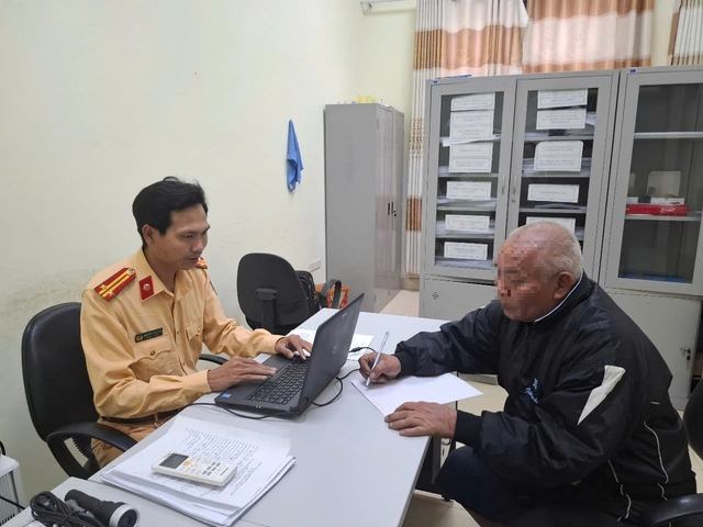 Tông gãy chắn gác để vượt qua đường sắt, tài xế bị tước bằng lái- Ảnh 2. Tông gãy chắn gác để vượt qua đường sắt, tài xế bị tước bằng lái- Ảnh 2.