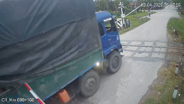 Tông gãy chắn gác để vượt qua đường sắt, tài xế bị tước bằng lái- Ảnh 1. Tông gãy chắn gác để vượt qua đường sắt, tài xế bị tước bằng lái- Ảnh 1.