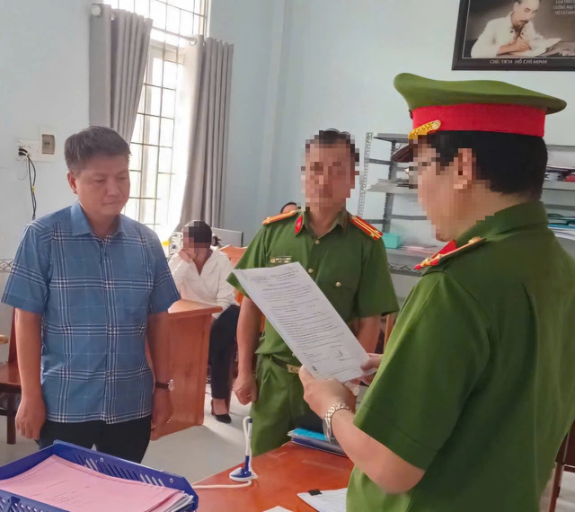 Cà Mau: Bắt tạm giam 2 cán bộ nhận hối lộ hơn 2 tỉ đồng - Ảnh 2.