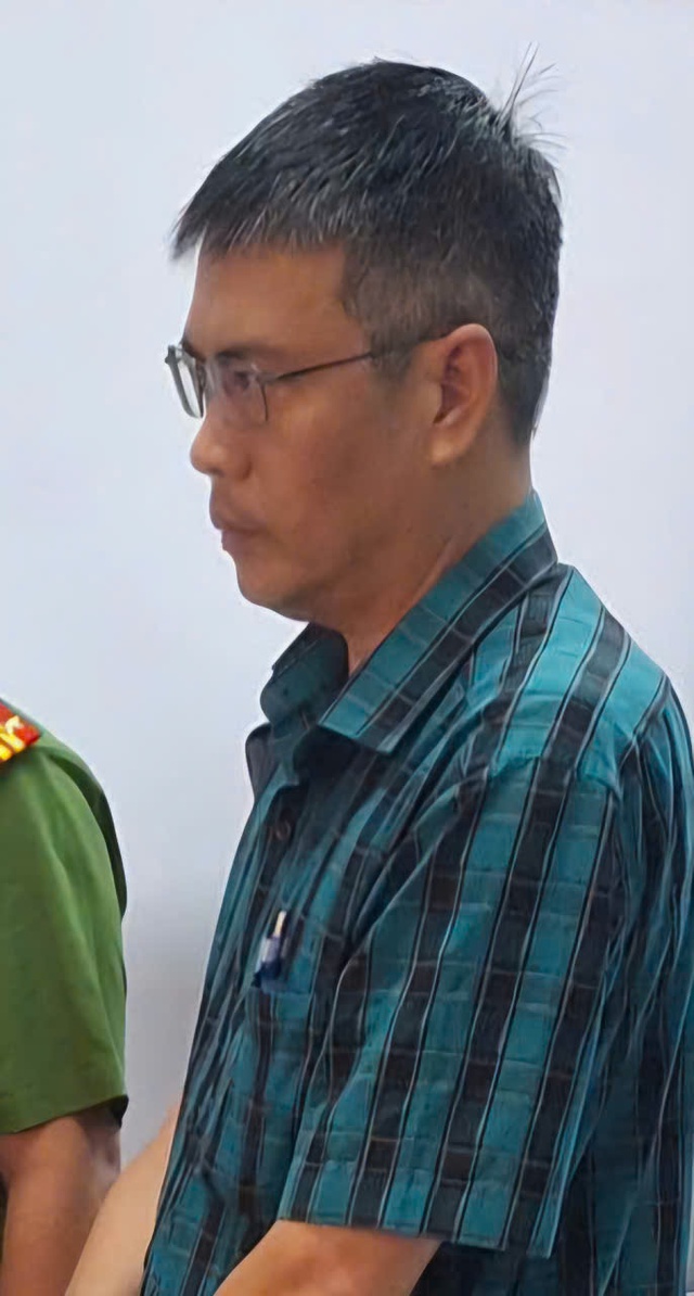 Cà Mau: Bắt tạm giam 2 cán bộ nhận hối lộ hơn 2 tỉ đồng - Ảnh 1.