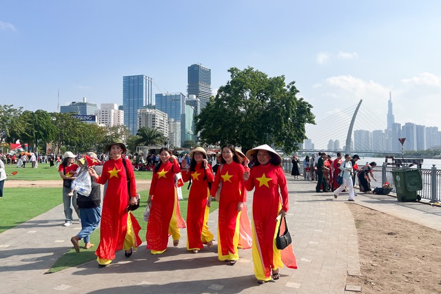 Nghỉ lễ 30.4: Du khách đến TP.HCM xem diễu binh, bắn pháo hoa cần lưu ý gì? - Ảnh 2.
