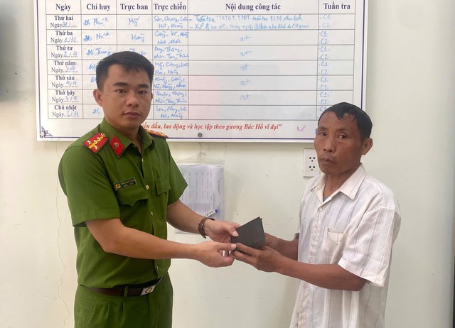 Tìm được ví có 17 triệu đồng sau 1 ngày bỏ quên ở Bệnh viện Đà Nẵng- Ảnh 2.