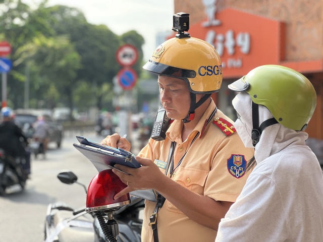 Tài xế bị phạt bao nhiêu tiền khi chạy xe với bằng lái hết điểm? - Ảnh 2.
