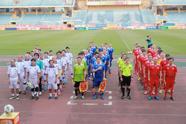 HLV Mai Đức Chung gặp lại đồng đội sau 40 năm: 'C&ograve;n khỏe mạnh l&agrave; vui rồi!'- Ảnh 1.