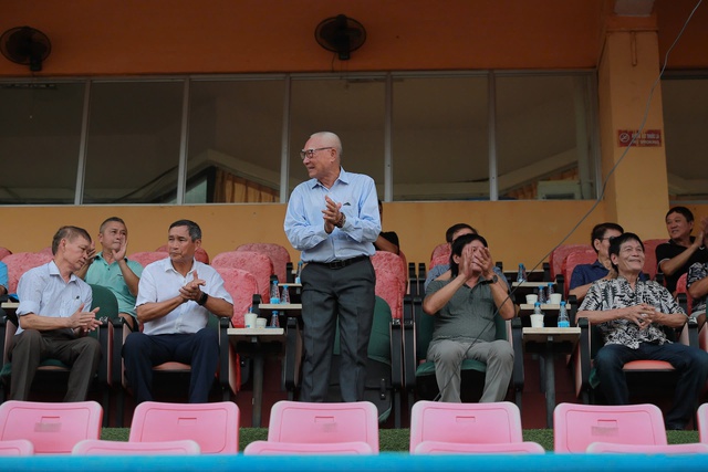 HLV Mai Đức Chung gặp lại đồng đội sau 40 năm: 'C&ograve;n khỏe mạnh l&agrave; vui rồi!'- Ảnh 3.