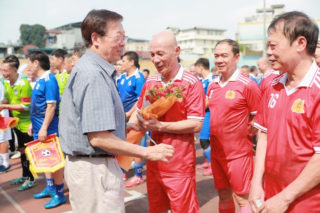 HLV Mai Đức Chung gặp lại đồng đội sau 40 năm: 'C&ograve;n khỏe mạnh l&agrave; vui rồi!'- Ảnh 2.