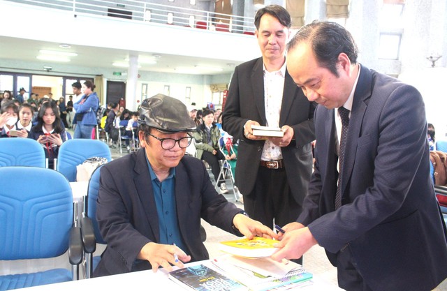 Nhà thơ Trần Đăng Khoa, nhà văn Nguyễn Vĩnh Nguyên giao lưu với bạn đọc Đà Lạt Nhà thơ Trần Đăng Khoa, nhà văn Nguyễn Vĩnh Nguyên giao lưu với bạn đọc Đà Lạt