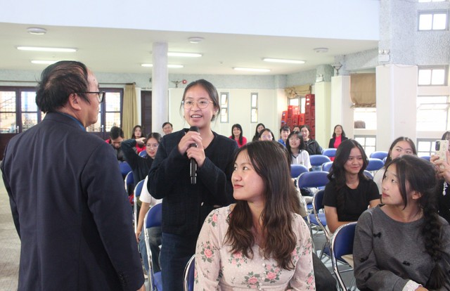 Nhà thơ Trần Đăng Khoa, nhà văn Nguyễn Vĩnh Nguyên giao lưu với bạn đọc Đà Lạt- Ảnh 2. Nhà thơ Trần Đăng Khoa, nhà văn Nguyễn Vĩnh Nguyên giao lưu với bạn đọc Đà Lạt- Ảnh 2.