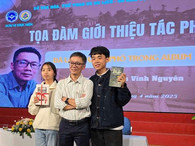 Nhà thơ Trần Đăng Khoa, nhà văn Nguyễn Vĩnh Nguyên giao lưu với bạn đọc Đà Lạt- Ảnh 5. Nhà thơ Trần Đăng Khoa, nhà văn Nguyễn Vĩnh Nguyên giao lưu với bạn đọc Đà Lạt- Ảnh 5.