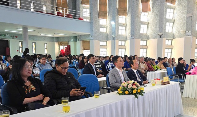 Nhà thơ Trần Đăng Khoa, nhà văn Nguyễn Vĩnh Nguyên giao lưu với bạn đọc Đà Lạt- Ảnh 4. Nhà thơ Trần Đăng Khoa, nhà văn Nguyễn Vĩnh Nguyên giao lưu với bạn đọc Đà Lạt- Ảnh 4.