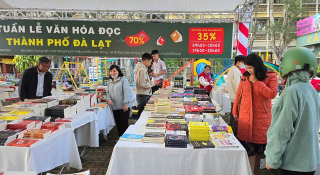 Nhà thơ Trần Đăng Khoa, nhà văn Nguyễn Vĩnh Nguyên giao lưu với bạn đọc Đà Lạt- Ảnh 6. Nhà thơ Trần Đăng Khoa, nhà văn Nguyễn Vĩnh Nguyên giao lưu với bạn đọc Đà Lạt- Ảnh 6.