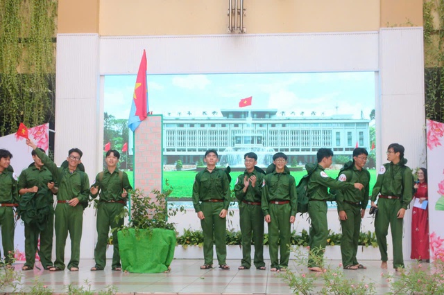 50 năm đất nước thống nhất: Những cách chào đón đại lễ của học sinh - Ảnh 1.