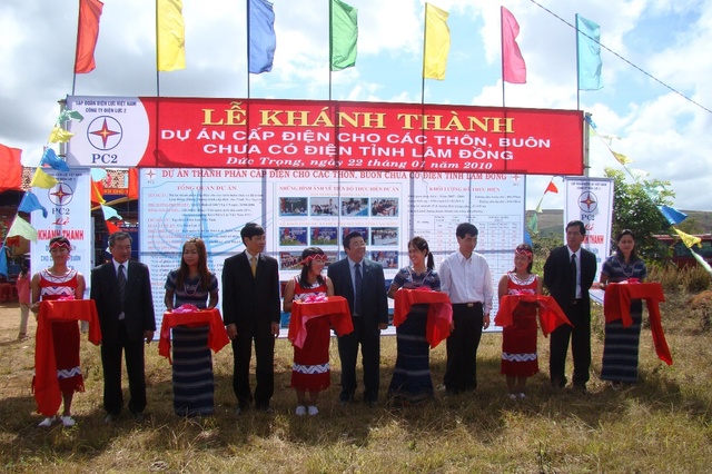 Kéo điện về buôn - hành trình đầy ý nghĩa - Ảnh 2.