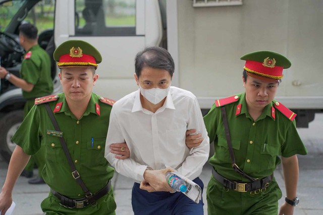 Cựu thứ trưởng Hoàng Quốc Vượng hầu tòa trong 'đại án' điện mặt trời - Ảnh 2.