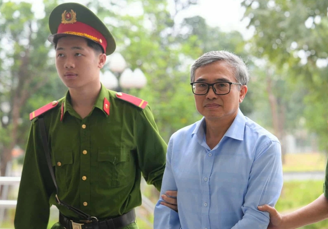 Cựu thứ trưởng Hoàng Quốc Vượng hầu tòa trong 'đại án' điện mặt trời - Ảnh 1.