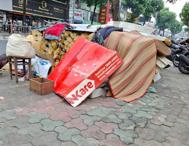 Rác tràn lan trước trường học - Ảnh 2.