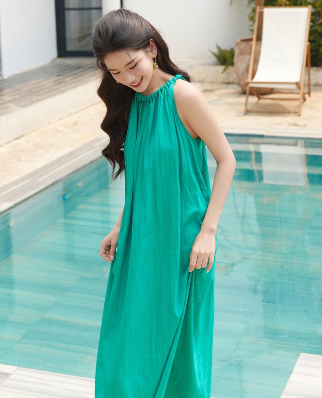 Váy maxi cổ yếm, váy midi suông... điểm nhấn thu hút cho phong cách mùa hạ- Ảnh 8. Váy maxi cổ yếm, váy midi suông... điểm nhấn thu hút cho phong cách mùa hạ- Ảnh 8.