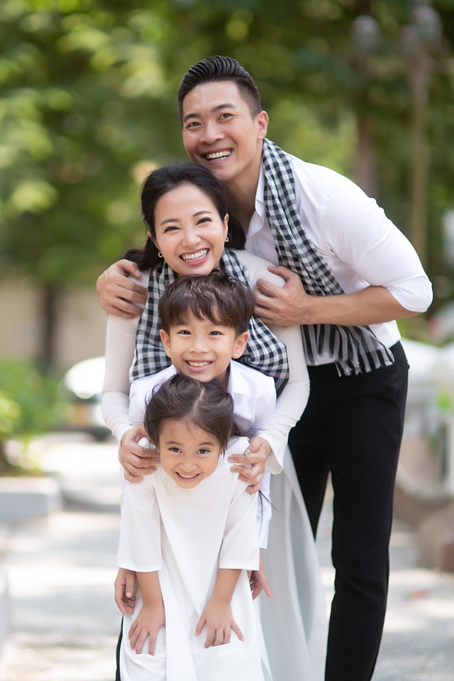 Hai con của Quốc Cơ - Hồng Phượng l&agrave;m xiếc trước Bưu Điện, Nh&agrave; h&aacute;t Th&agrave;nh phố - Ảnh 3.