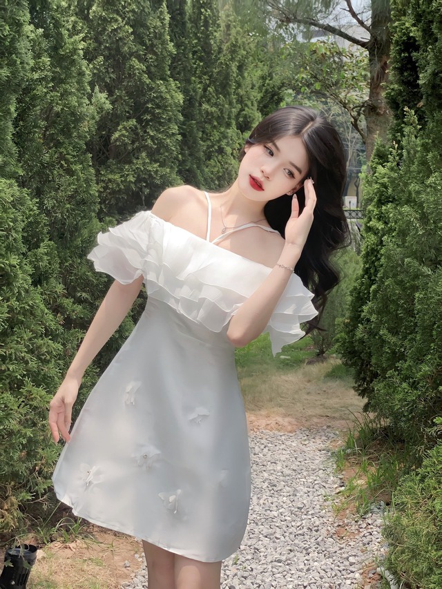 Khoe trọn đường cong, tỏa sáng nét quyến rũ với đầm hở vai- Ảnh 2. Khoe trọn đường cong, tỏa sáng nét quyến rũ với đầm hở vai- Ảnh 2.