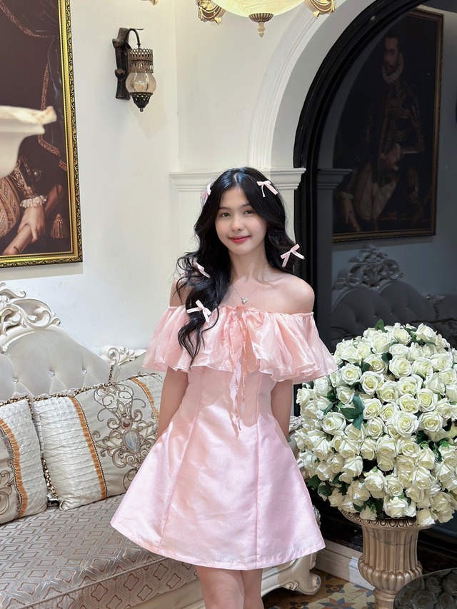 Khoe trọn đường cong, tỏa sáng nét quyến rũ với đầm hở vai- Ảnh 4. Khoe trọn đường cong, tỏa sáng nét quyến rũ với đầm hở vai- Ảnh 4.