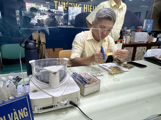 Giá vàng hôm nay 23.4.2025: Giảm mạnh - Ảnh 1.