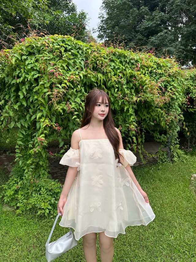 Khoe trọn đường cong, tỏa sáng nét quyến rũ với đầm hở vai- Ảnh 3. Khoe trọn đường cong, tỏa sáng nét quyến rũ với đầm hở vai- Ảnh 3.
