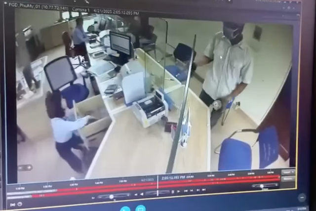 Bảo vệ kể lại phút đối mặt nghi phạm cầm dao cướp ngân hàng Vietinbank- Ảnh 4. Bảo vệ kể lại phút đối mặt nghi phạm cầm dao cướp ngân hàng Vietinbank- Ảnh 4.