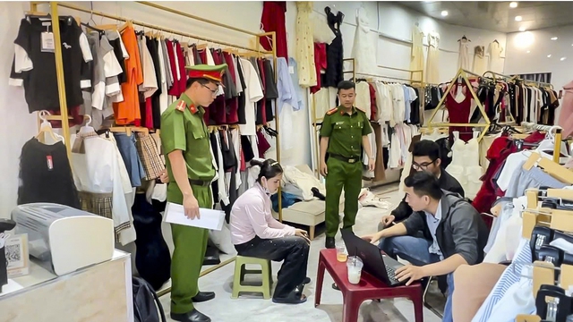Bắt chủ shop quần áo ở Quảng Ngãi điều hành, môi giới mại dâm - Ảnh 1.