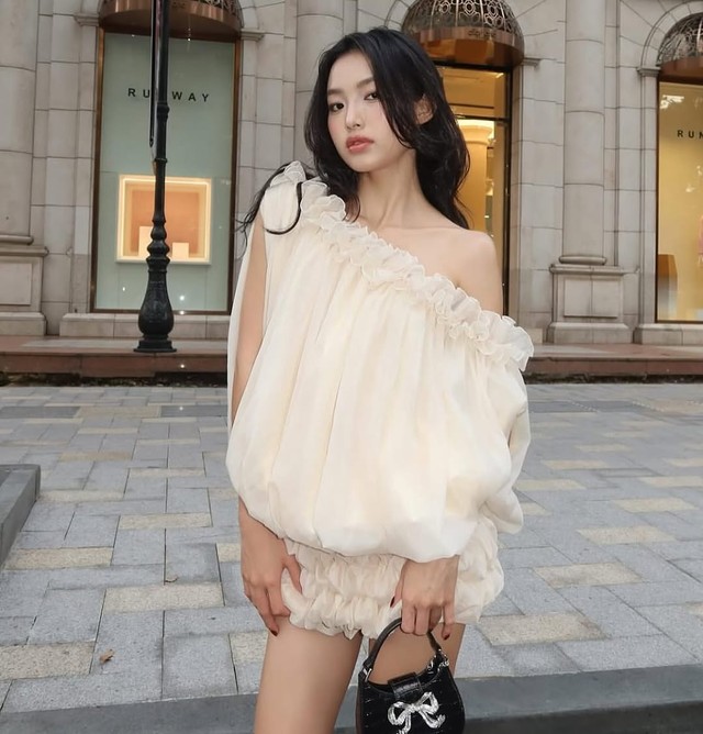 Khoe trọn đường cong, tỏa sáng nét quyến rũ với đầm hở vai- Ảnh 5. Khoe trọn đường cong, tỏa sáng nét quyến rũ với đầm hở vai- Ảnh 5.