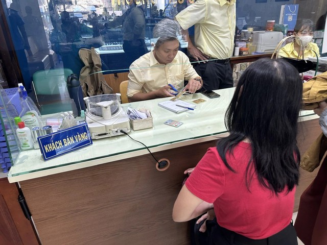 Nguy cơ thuốc giả tràn lan qua chợ mạng và giá vàng tăng kỷ lục - Ảnh 2.