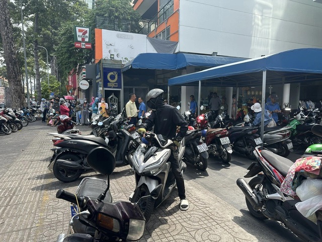 Lại đổ xô mua vàng khi giá tăng kỷ lục- Ảnh 2. Lại đổ xô mua vàng khi giá tăng kỷ lục- Ảnh 2.