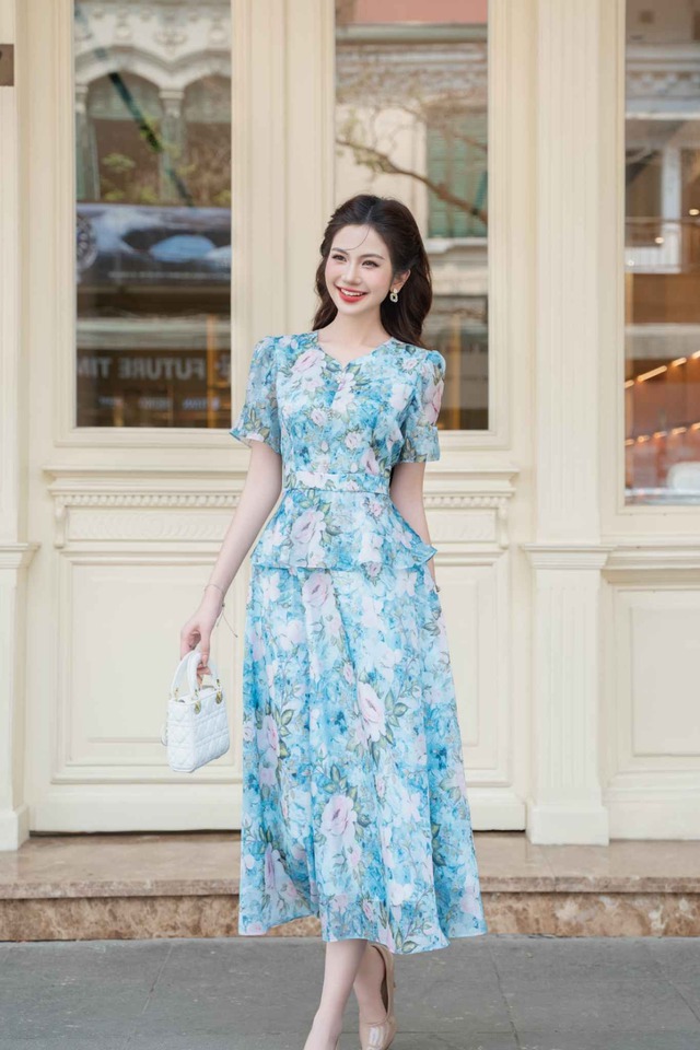 Thu hút mọi ánh nhìn với trang phục màu xanh dương tươi mát- Ảnh 8. Thu hút mọi ánh nhìn với trang phục màu xanh dương tươi mát- Ảnh 8.