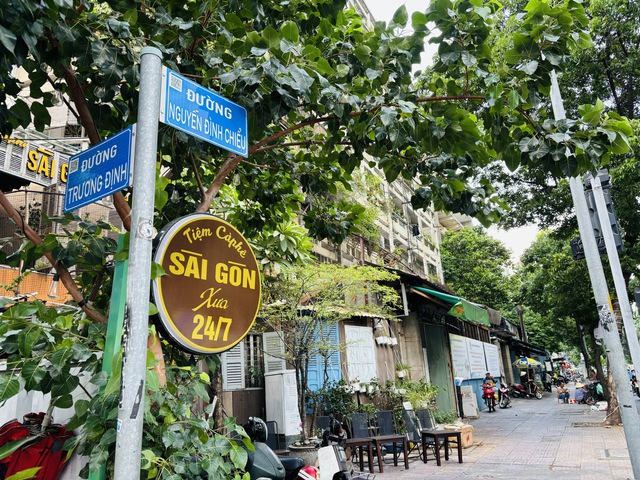 Sống ở TP.HCM: Kỳ thú “xóm thi sĩ” ở Q.3 - Ảnh 2.