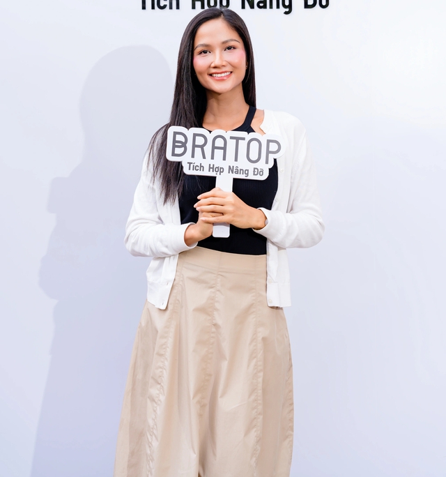 Áo bra top đã ở một 'tầm cao' mới- Ảnh 3.