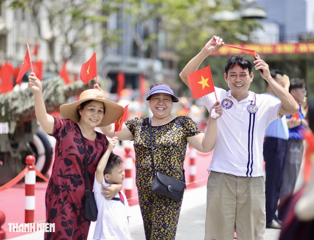 Lễ 30.4 ở TP.HCM: Những m&oacute;n đồ n&agrave;o nhất định phải c&oacute; khi chụp h&igrave;nh? - Ảnh 2.