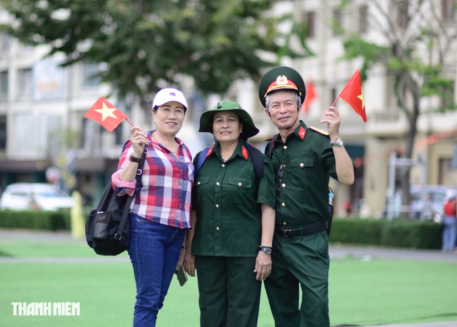 Lễ 30.4 ở TP.HCM: Những m&oacute;n đồ n&agrave;o nhất định phải c&oacute; khi chụp h&igrave;nh? - Ảnh 1.