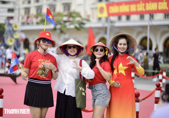 Lễ 30.4 ở TP.HCM: Những m&oacute;n đồ n&agrave;o nhất định phải c&oacute; khi chụp h&igrave;nh? - Ảnh 3.