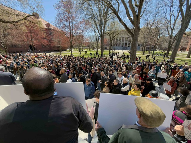 Đại học Harvard kiện chính quyền Trump vì đóng băng tài trợ 2 , 2 tỉ USD - Ảnh 1.