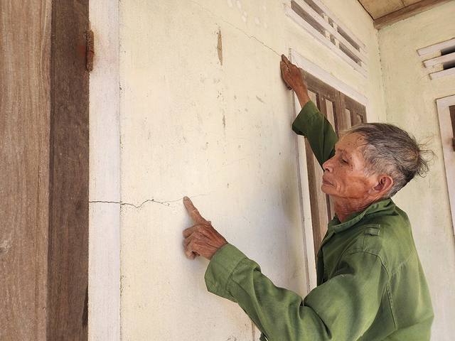 Nổ mìn khai thác đá làm nứt nhà dân - Ảnh 1.