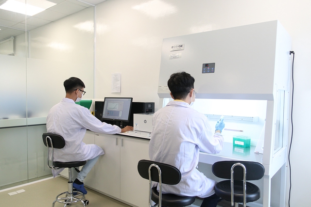 Axiom VinGenChip - Chip định kiểu gen của GeneStory nhận giải thưởng Sao Khuê 5 sao - Ảnh 1. Axiom VinGenChip - Chip định kiểu gen của GeneStory nhận giải thưởng Sao Khuê 5 sao - Ảnh 1.