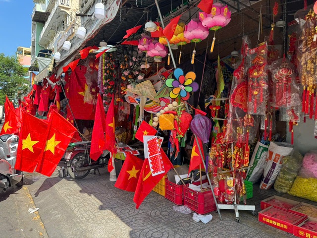 Tràn ngập vật phẩm trang trí lễ 30.4 - Ảnh 7.