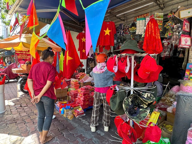 Tràn ngập vật phẩm trang trí lễ 30.4 - Ảnh 2.